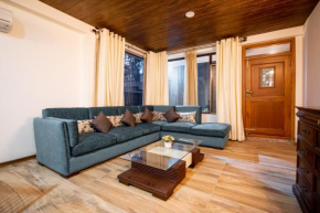 Mountain High, 2bhk Apartment close to mall road by Roamhome